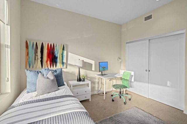 bedroom featuring carpet flooring and a closet