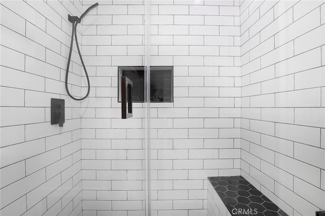 bathroom featuring a tile shower