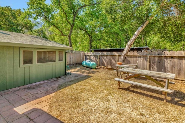 view of yard with an outdoor structure