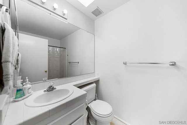 bathroom with a shower with curtain, vanity, and toilet