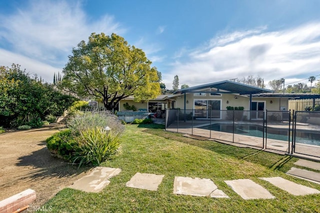 view of yard featuring a patio