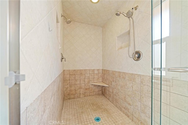 bathroom featuring a tile shower