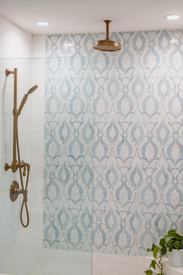 room details featuring a tile shower