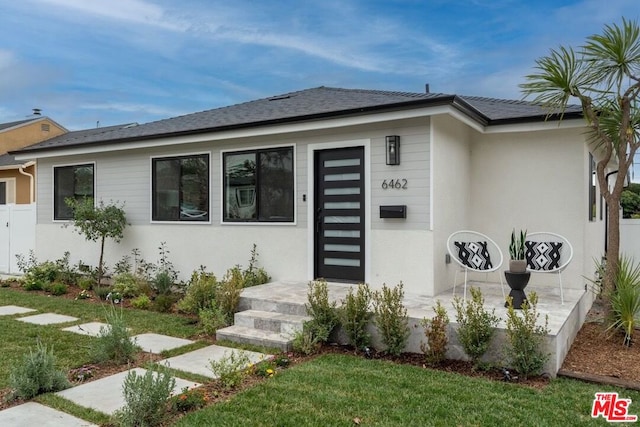 view of front of property with a front yard