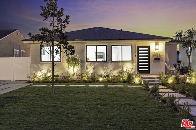 view of front of house featuring a lawn