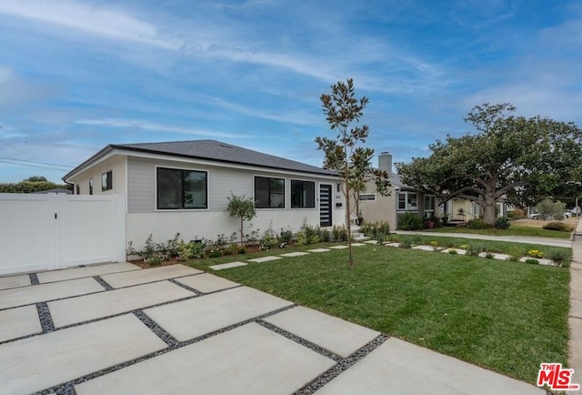 view of front of property featuring a front lawn