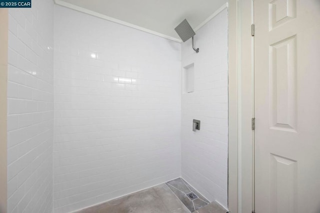 bathroom featuring a tile shower