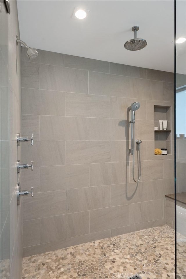 bathroom featuring a tile shower