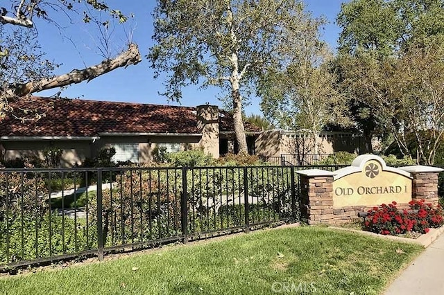 community sign with a lawn