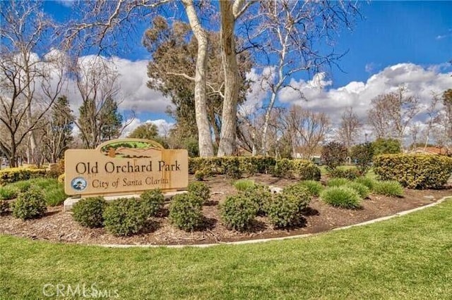 community / neighborhood sign featuring a lawn