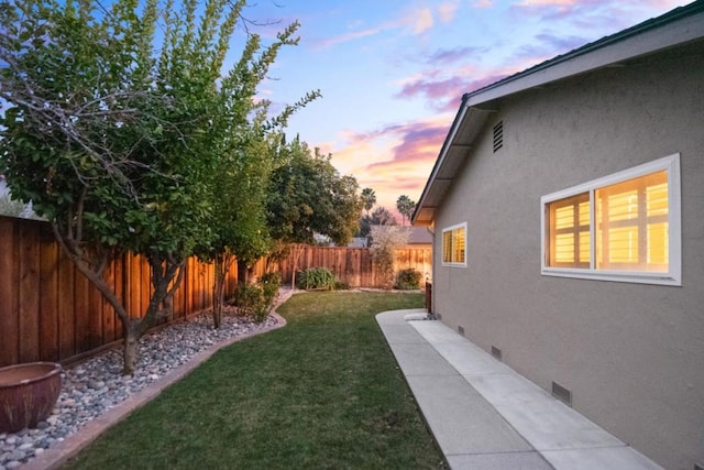 view of yard at dusk