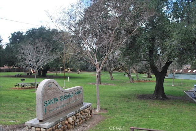 view of property's community featuring a lawn