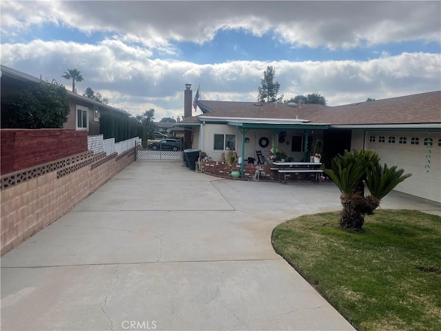 view of front of house featuring a garage and a front yard