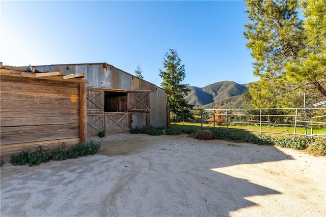 view of yard with a mountain view and an outdoor structure