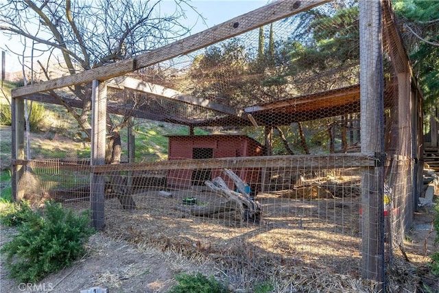 view of yard featuring an outdoor structure