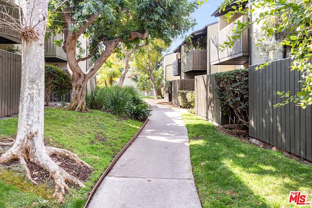 view of property's community featuring a yard