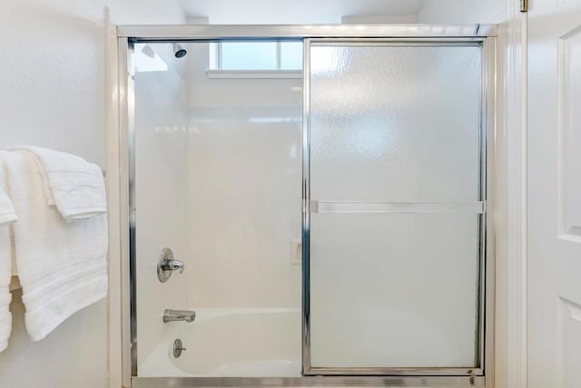 bathroom with enclosed tub / shower combo