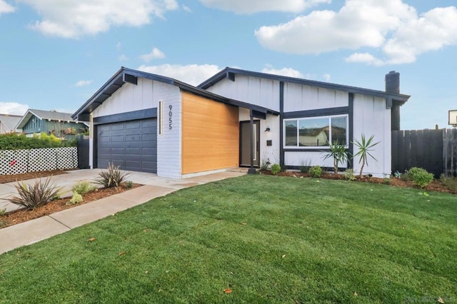 view of front of house featuring a garage and a front yard