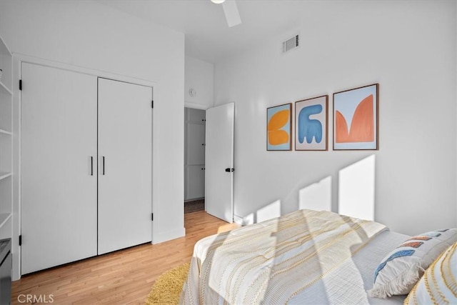 bedroom featuring light hardwood / wood-style floors, a closet, and ceiling fan