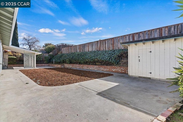 view of yard featuring a patio area