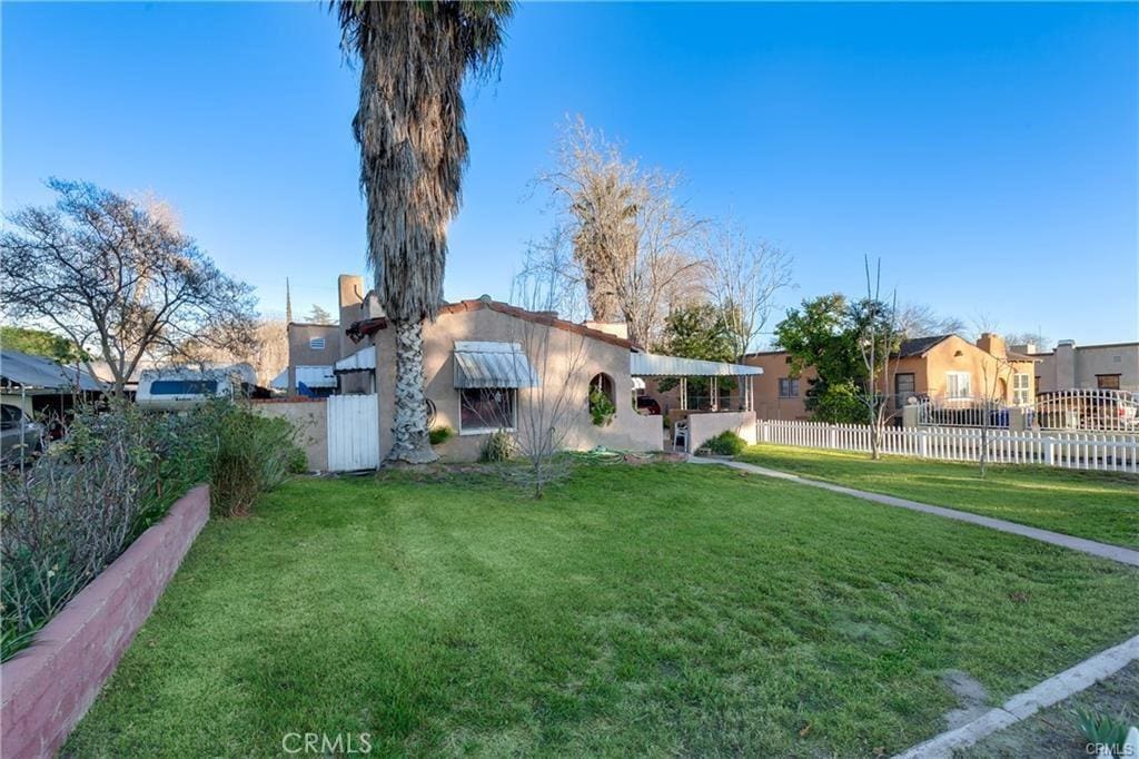 view of front of property featuring a front yard