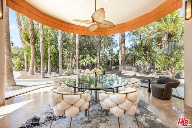 sunroom with ceiling fan