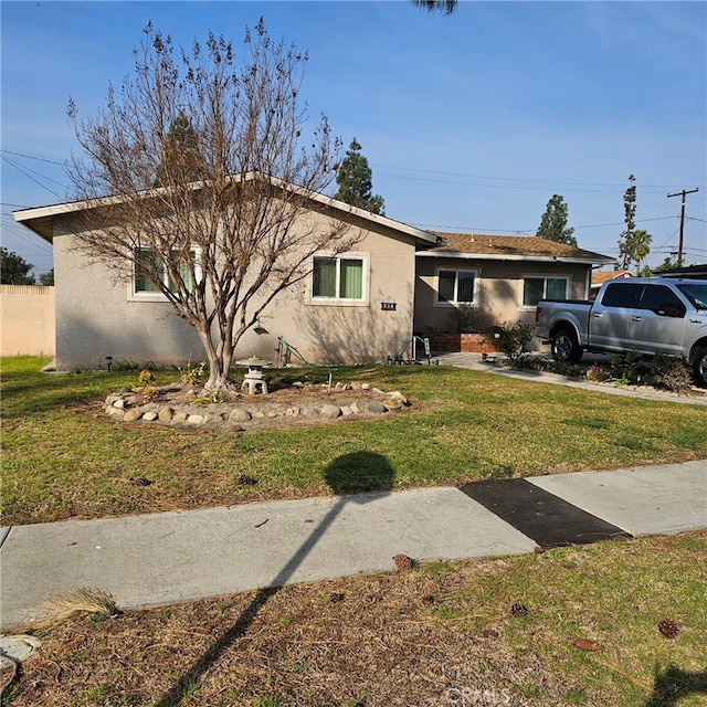 ranch-style house featuring a front yard