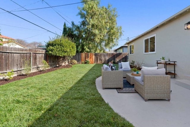 view of yard featuring outdoor lounge area