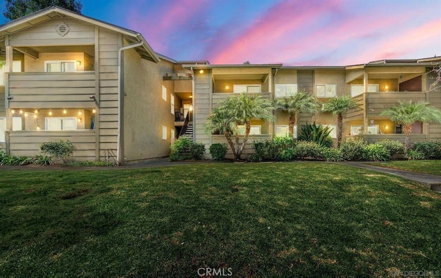 view of front of home featuring a yard