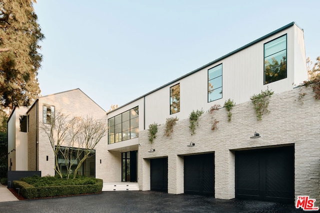 view of front facade featuring a garage