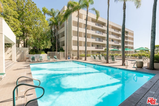 view of swimming pool