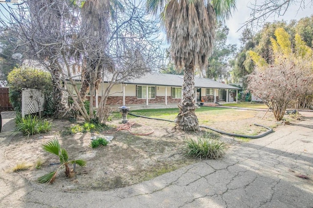 single story home with a front yard