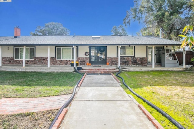 ranch-style house featuring a front lawn