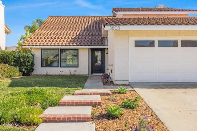 view of front facade featuring a garage and a front lawn