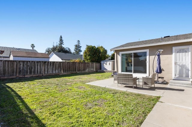 view of yard featuring a patio