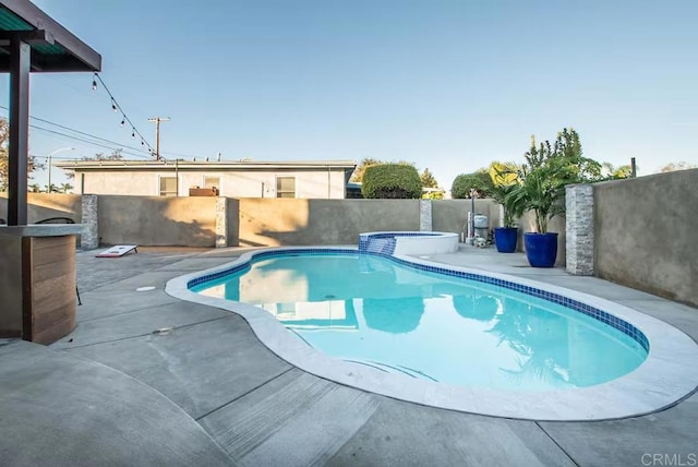 view of swimming pool with an in ground hot tub and a patio area