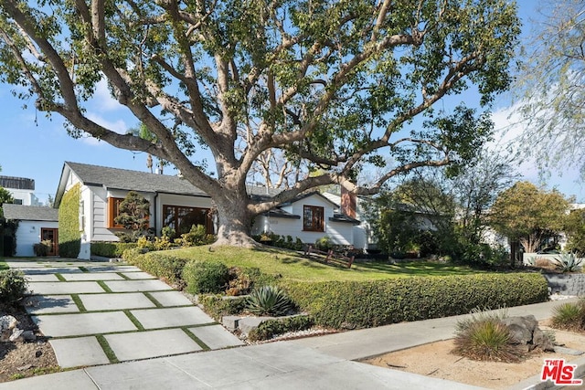 view of front facade featuring a front yard