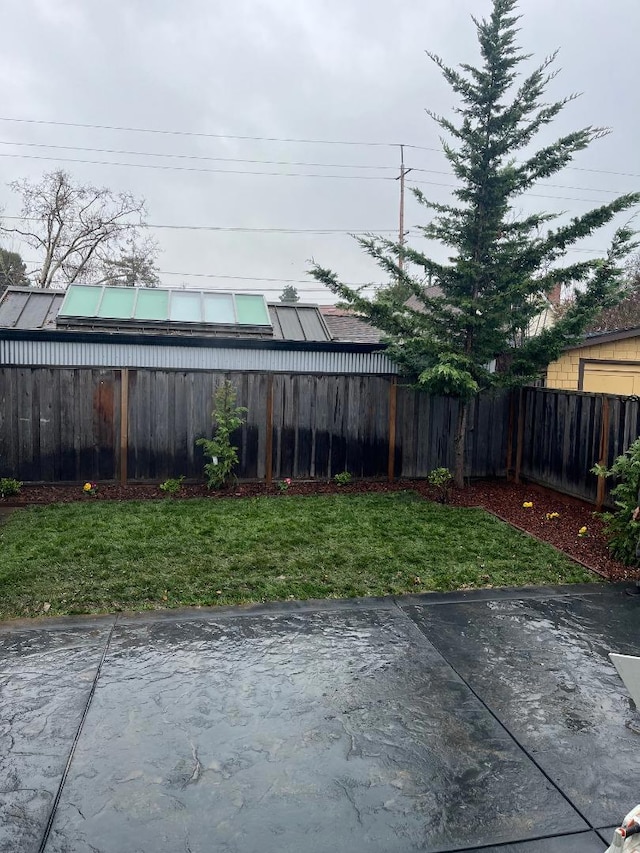 view of yard with a patio area