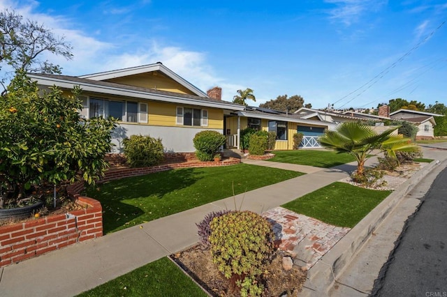 view of front of house featuring a front lawn