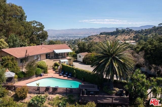 bird's eye view featuring a mountain view