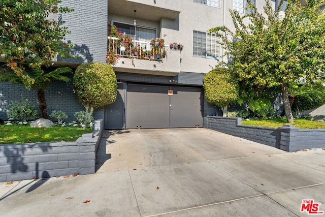 view of front facade with a garage