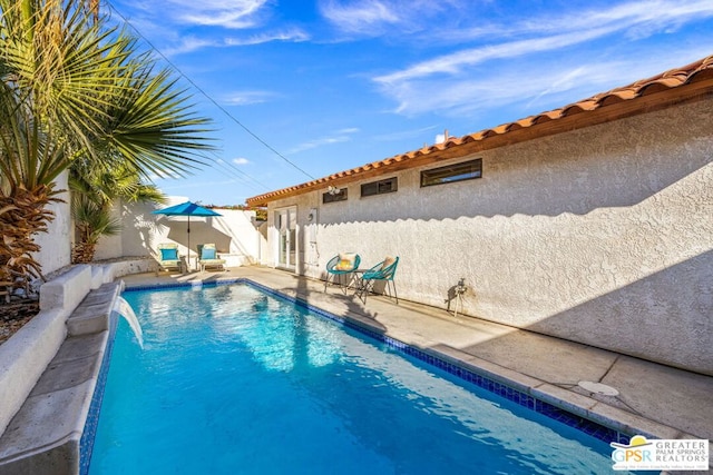 view of swimming pool featuring pool water feature