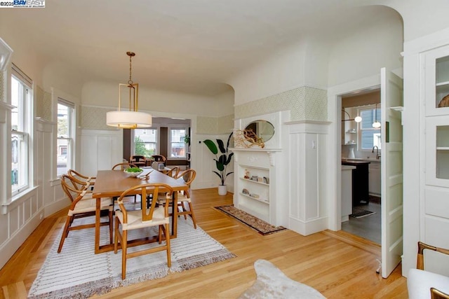 dining area with sink and light hardwood / wood-style floors