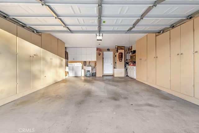 garage with washer / clothes dryer