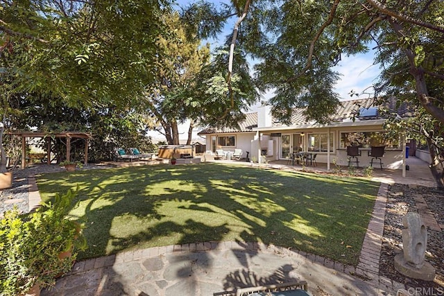 view of yard featuring a hot tub and a patio area