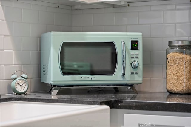 details featuring tasteful backsplash