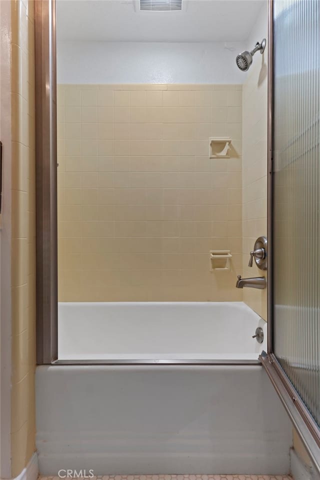 bathroom with tiled shower / bath