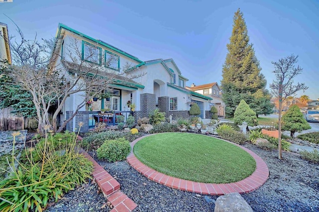 view of front of property featuring a front yard