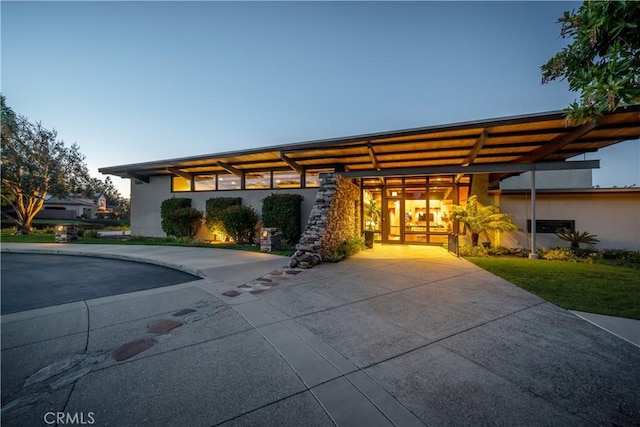 view of front of house featuring a carport