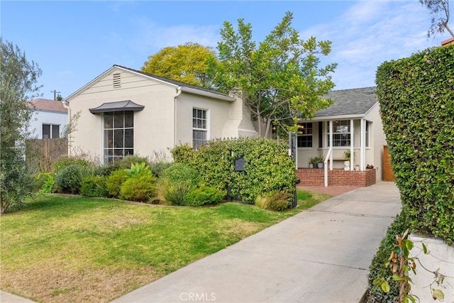 view of front of house with a front lawn